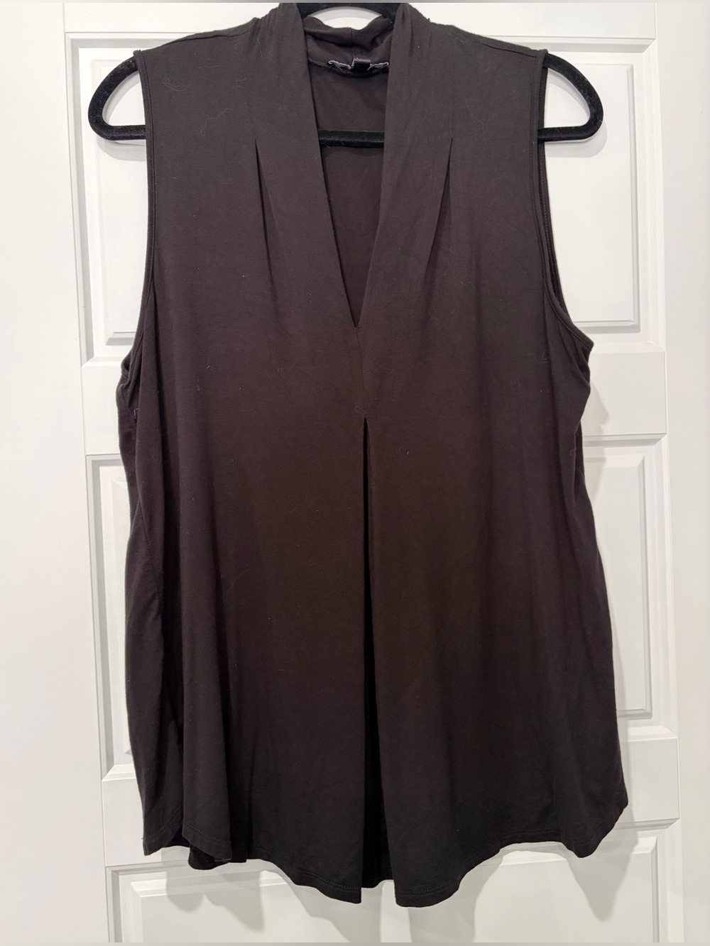 Cable & Gauge Sleeveless V-Neck Tank Top in black